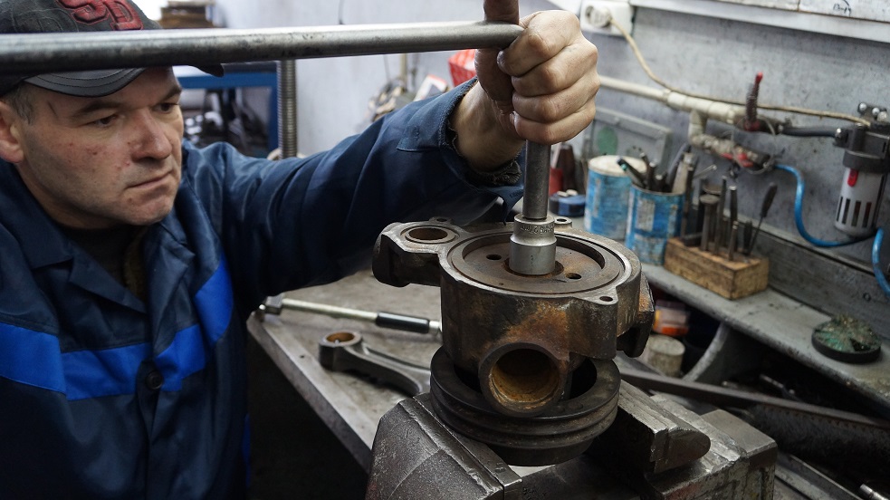 Ремонт водяного насоса автомехаником Ремонт водяного насоса автомехаником